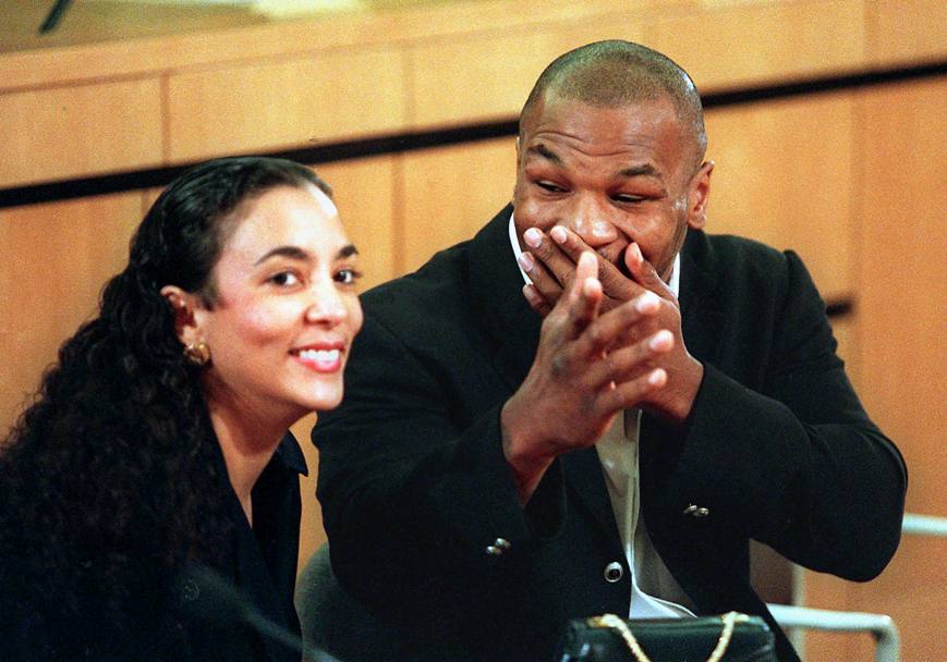 Eccolo in tribunale nel 1998 con la moglie Monica Turner (Epa)